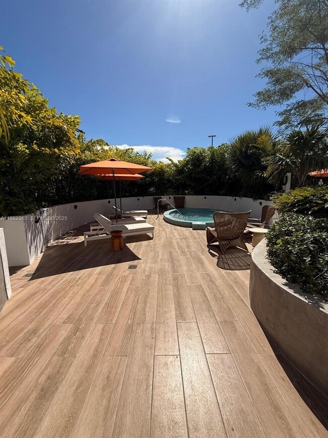 Building Photo - 700 NE 24th St