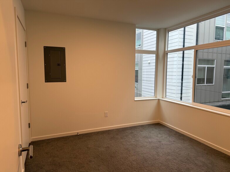 Building Photo - 2320C 15th Ave S