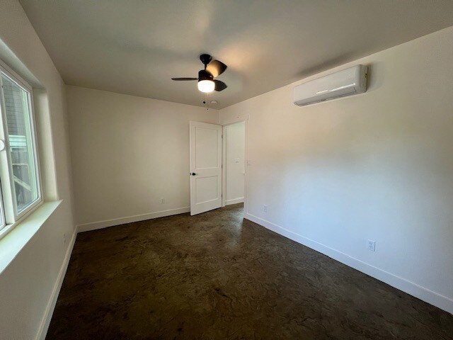 Building Photo - 205 W 20th St