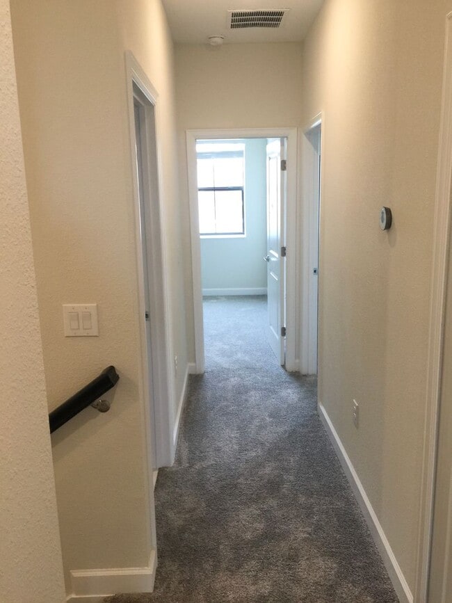 Building Photo - 4 Bedroom 3.5 Bath Townhome in The Vistas ...