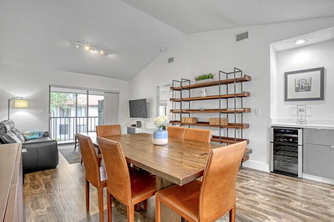 Building Photo - 300 E Club Cir