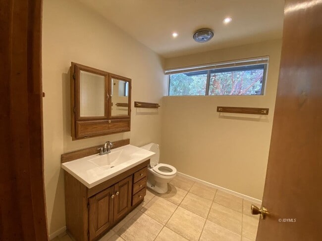 Building Photo - LARGE 2 BEDROOM WALK TO TOWN