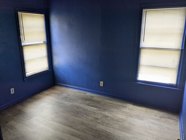 Building Photo - 3 Bed 1 Bath with fenced yard, laundry roo...