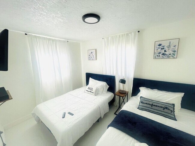 Building Photo - 5537 SW 6th St