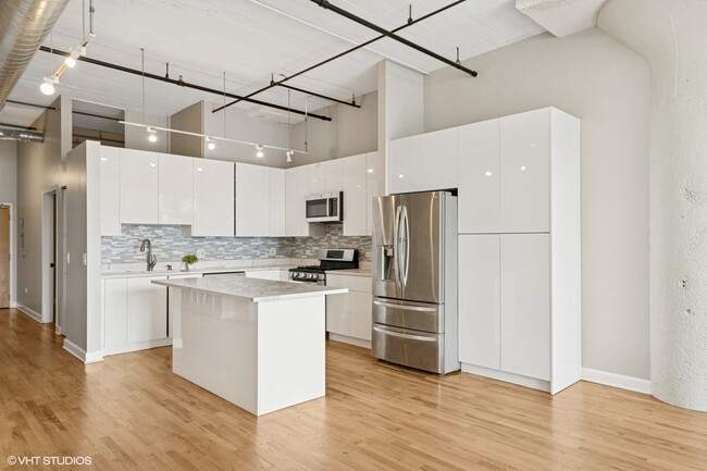 Building Photo - 221 E Cullerton St