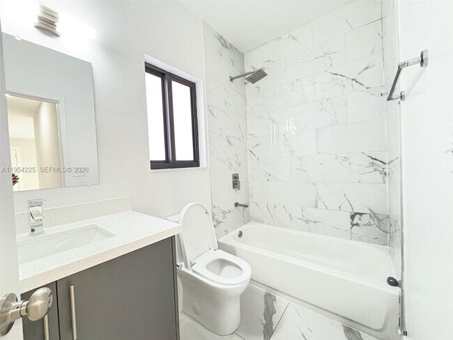 Building Photo - 2518 NW 9th Pl