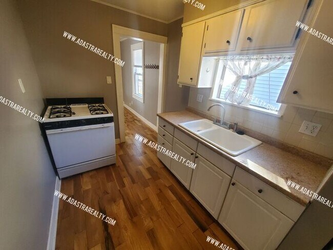Building Photo - Charming 2 Bedroom Bungalow in WALDO-Comin...
