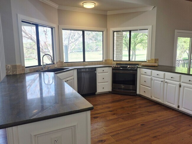 Building Photo - Golf Course Living in The Hills – 4 Bed in Lakeway