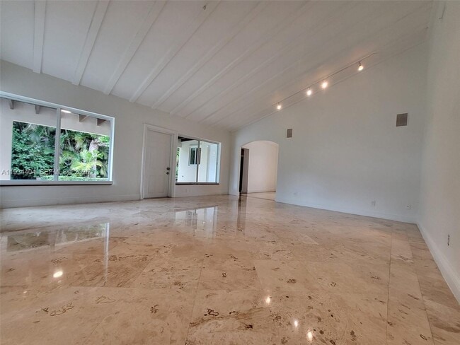 Building Photo - 825 Cremona Ave