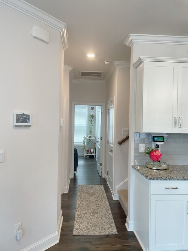 Building Photo - 25 Planters Pl