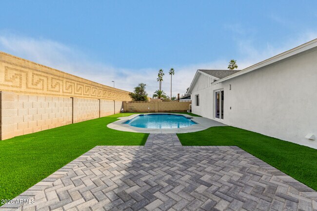 Building Photo - 516 E Greenway Dr