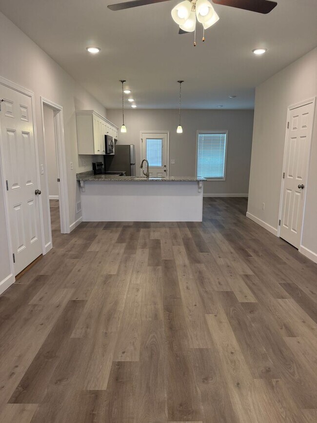 Building Photo - 933/935 Rodeo Court