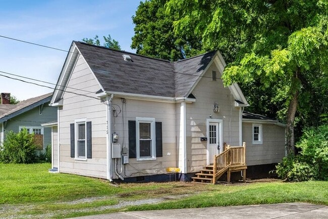 Building Photo - UNCG area with 3 bedrooms and 1 bath, Cent...