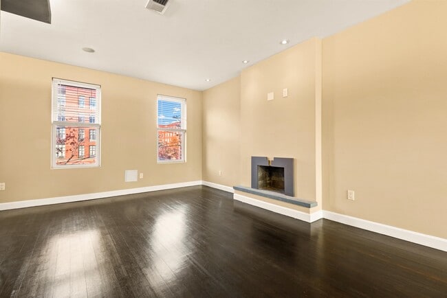 Building Photo - 526 Manila Ave