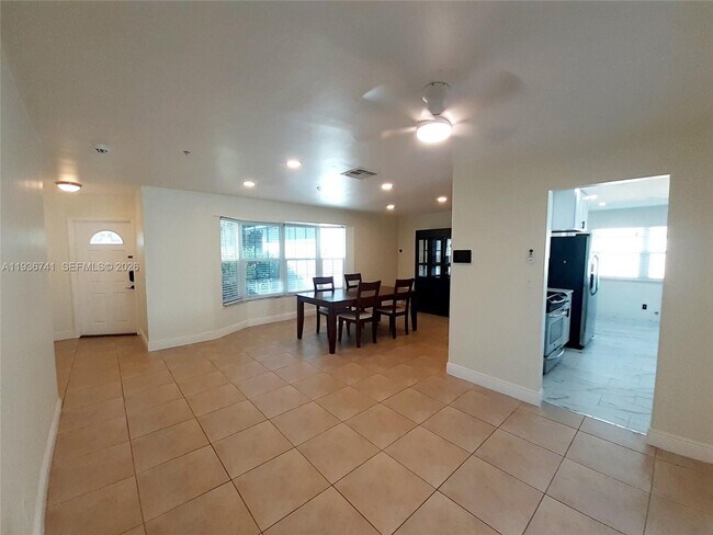 Building Photo - 2109 N Park Rd