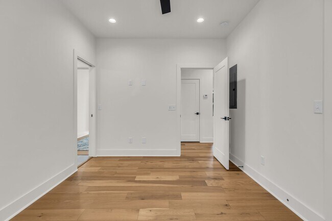 Building Photo - 715 32nd Ave N