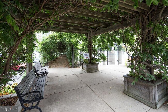 Building Photo - 8360 Greensboro Dr