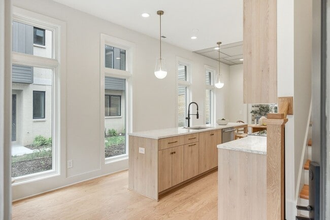 Building Photo - Stunning End Unit Townhome in Salemtown