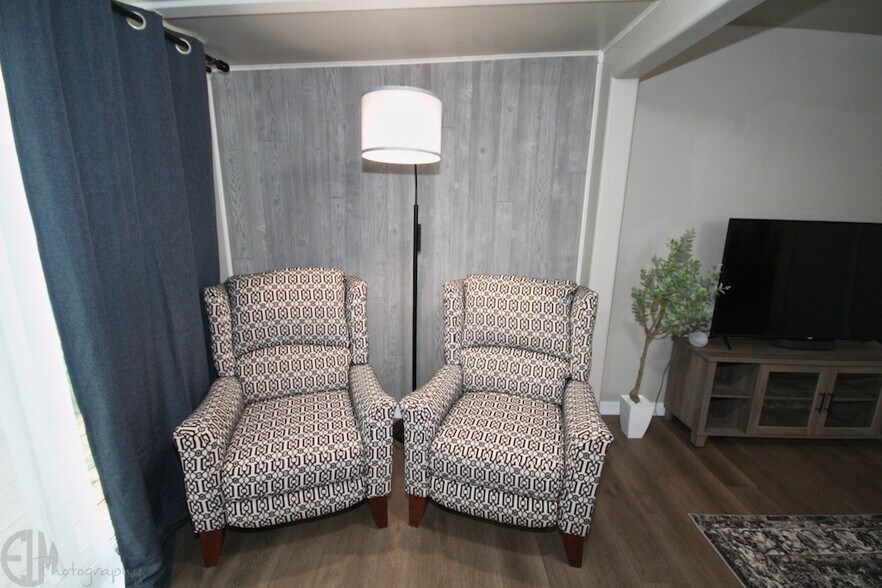 Sitting area - 5540 Four Winds Dr