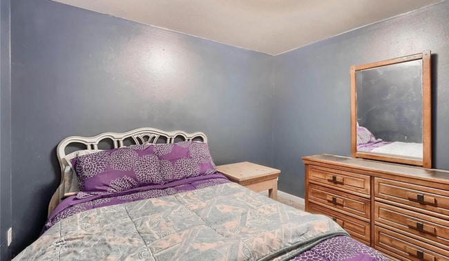 Building Photo - Huge room in a large shared home, private bathroom, great neighborhood, friendly roommates!