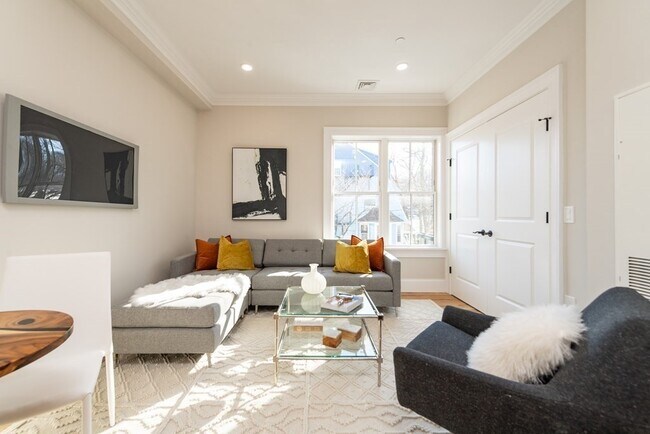 Building Photo - 105 Forest Hills St