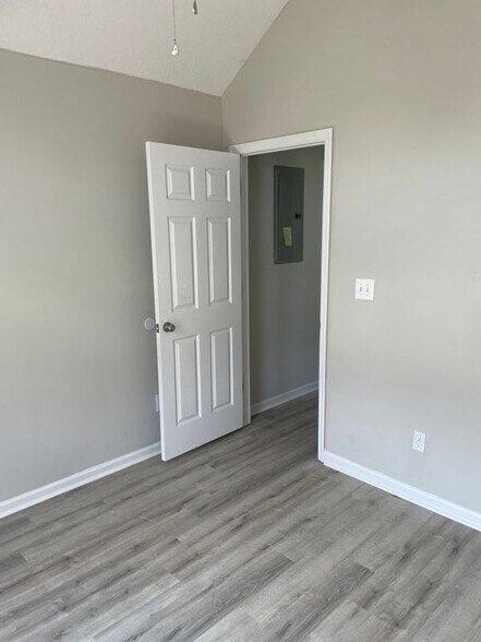 Building Photo - 208 Strawbridge Ln