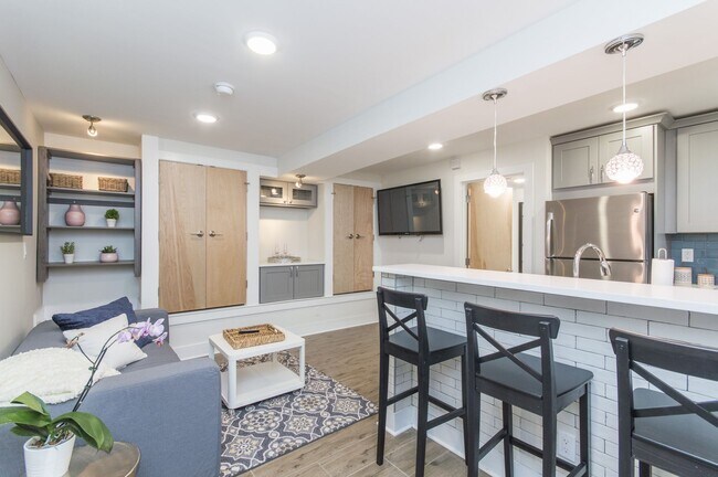 Building Photo - Hip 1 Bed/2Bath w/ Den; Gorgeous exterior and spacious interior features in Chestnut Hill!