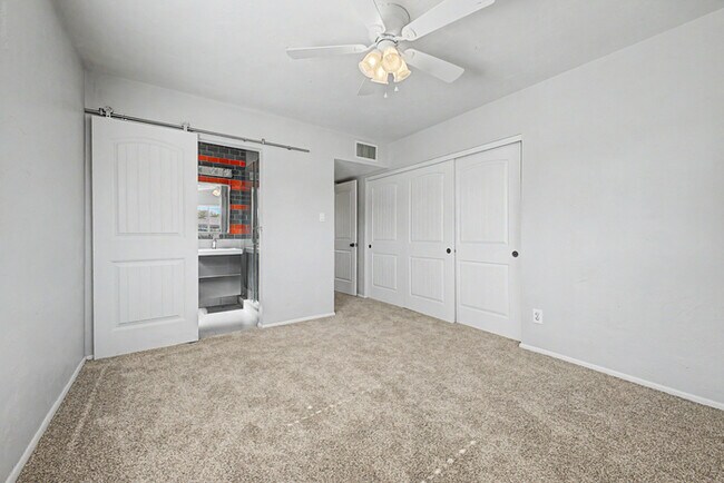 Building Photo - 2514 E Campbell Ave