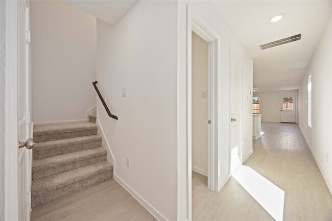 Building Photo - 905 Pertuso Ln