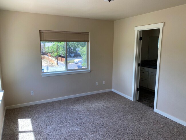Building Photo - 4 Bed/3 Bath Townhome in NW Bend - Newport Ave