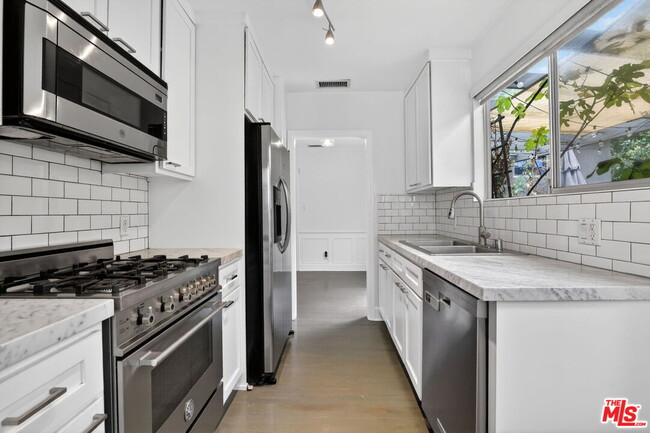 Building Photo - 408 Kendall Ave