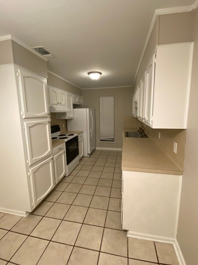 Kitchen - 15348 Crystal Dr