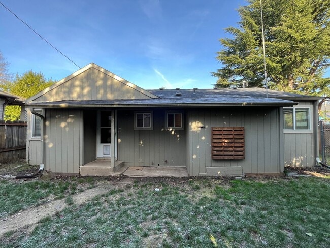 Building Photo - Updated and Bright 3 Bedroom 2 Bath Home in NE Portland (PDX/Columbia River)