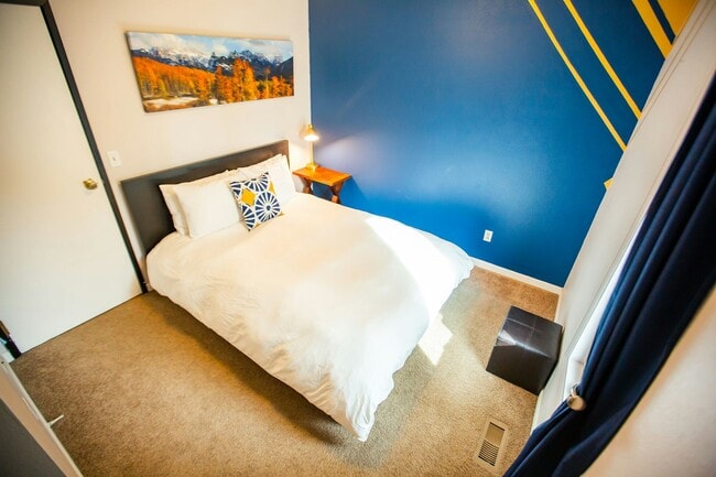 Building Photo - 706 E Stuart St