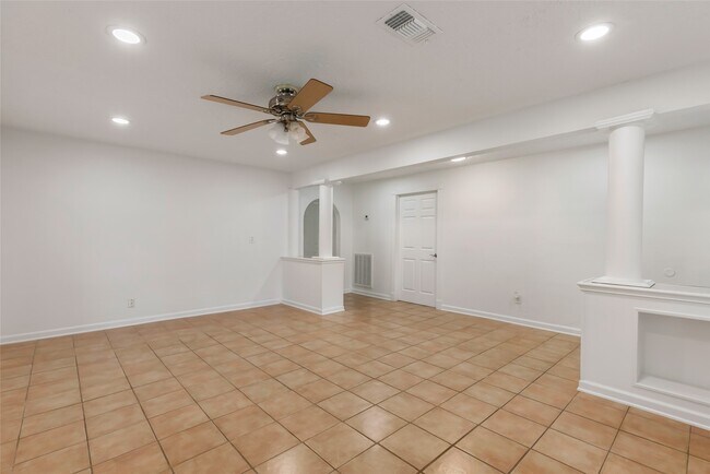 Building Photo - 22595 Pineridge Dr