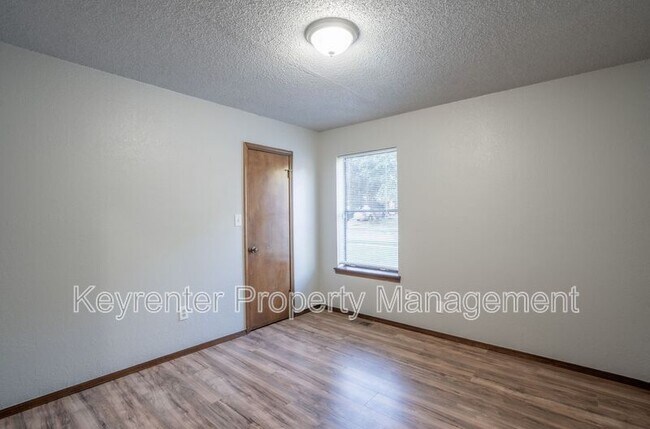 Building Photo - 1100 W Queens St