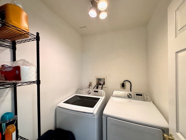 Building Photo - Charming 3 Bed/2 Full Bath in Columbia Tus...