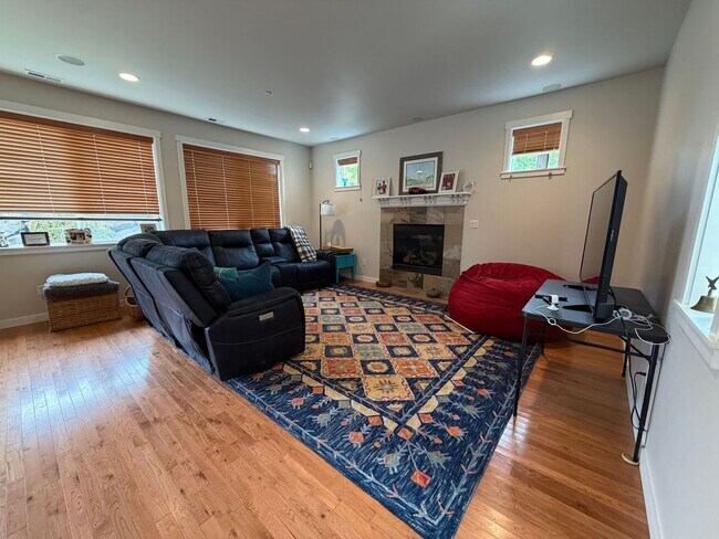 Building Photo - 4BR, 2.5 Bath + Loft DuPont Home