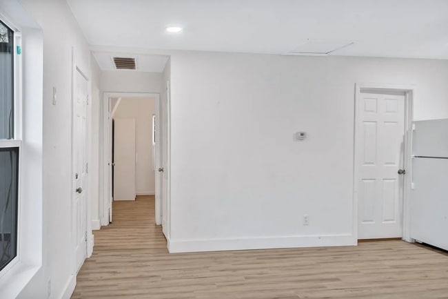 Building Photo - Darling 3/1 Duplex in Oakhurst