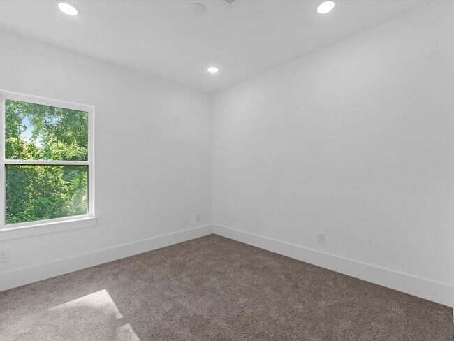 Building Photo - 867 Mansfield St