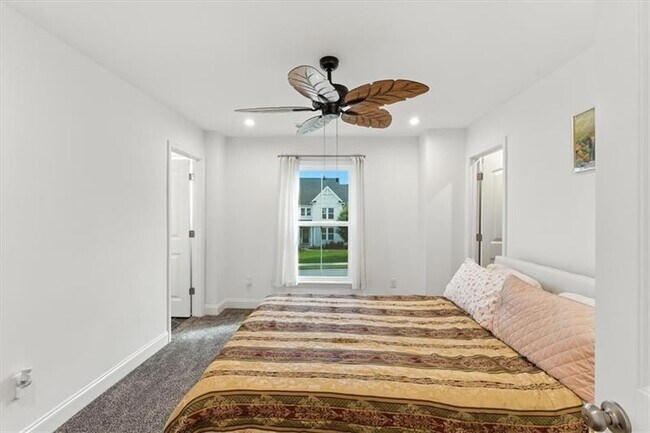 Building Photo - 2121 Harmony Dr