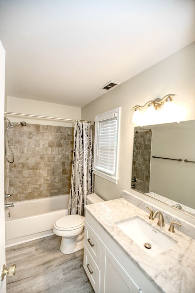 Building Photo - Great Location in Williamsburg!