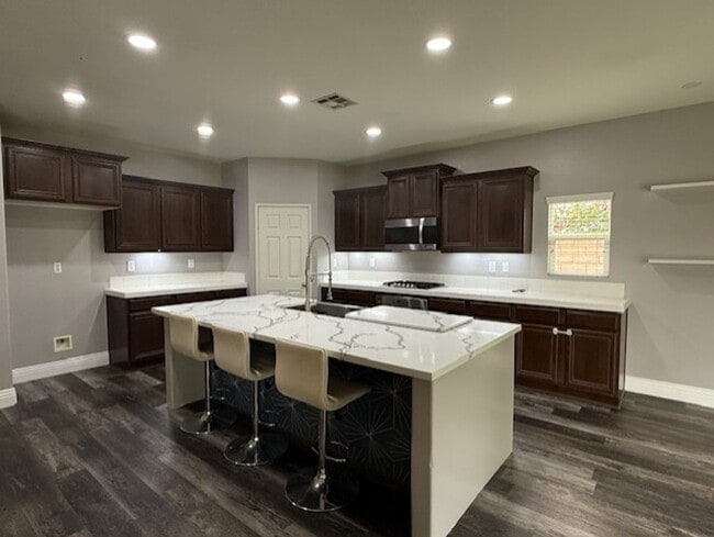 Building Photo - Home with Solar in Gated Sonora Wells