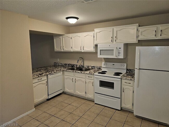 Building Photo - 5136 Golden Ln