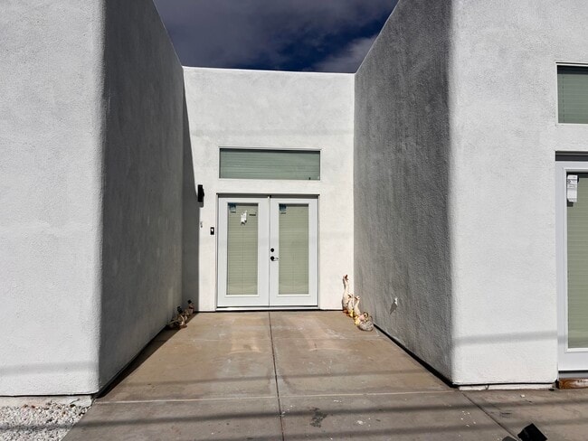 Building Photo - 9762 Palm Dr