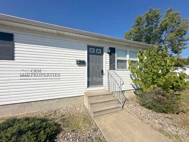 Building Photo - 722 S Lindsay St