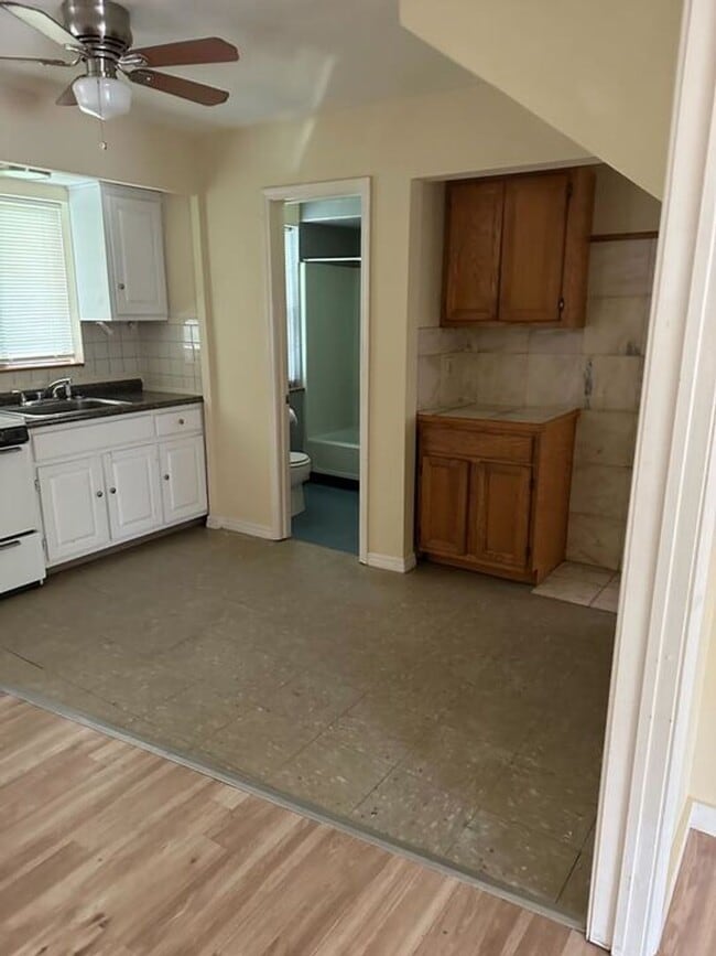 Building Photo - Large 1br in Townhome with Garage and Deck(Heat Included)