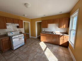 Building Photo - 252 Villa Ave