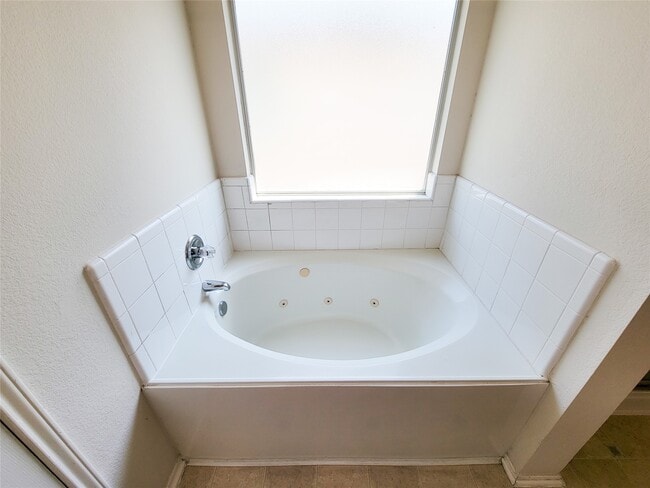 Building Photo - 5746 Roehampton Ct