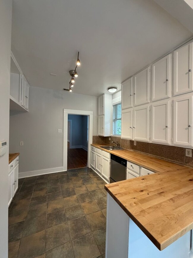 Building Photo - Stylish 2/2 Bungalow with Modern Kitchen & Spacious Backyard